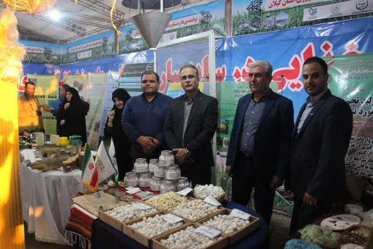 نمایشگاه فرهنگی و هنری «روایت پرچمداران» دومین کنگره ملی ۸۰۰۰ شهید استان گیلان عصر امروز در باغ موزه دفاع مقدس گیلان افتتاح شد.